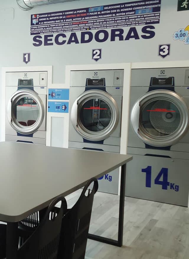 Fachada de A Lavandeira de San Xoán, lavandería autoservicio en Ferrol