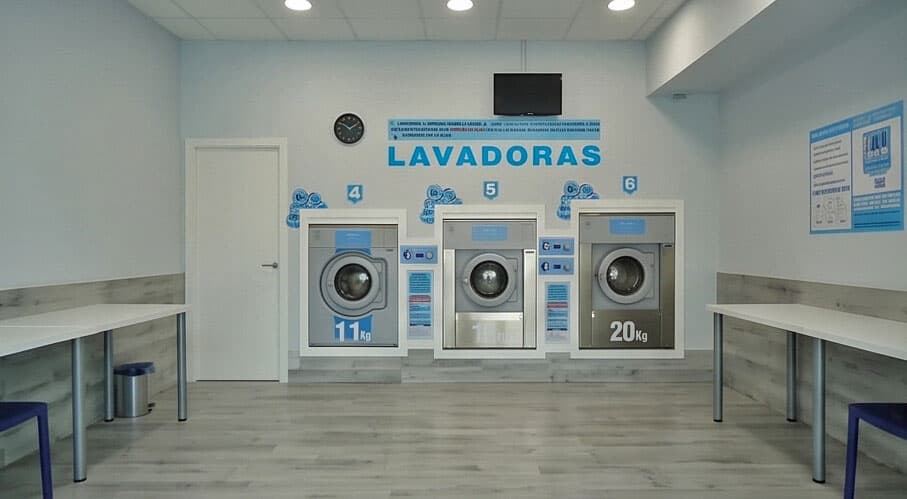 Interior de la lavandería autoservicio A Lavandeira de San Xoán en Ferrol