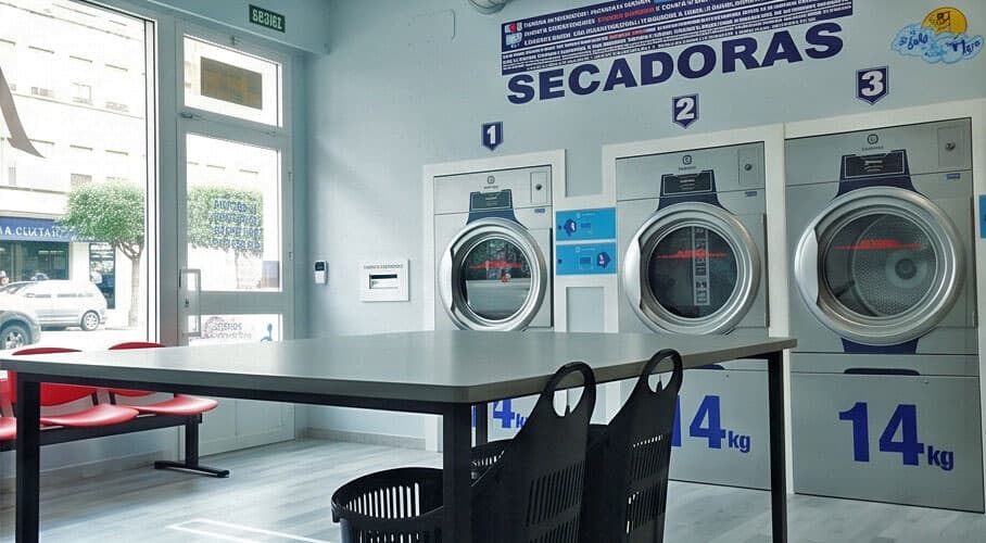 Lavadoras y secadoras Electrolux de la lavandería autoservicio en Ferrol
